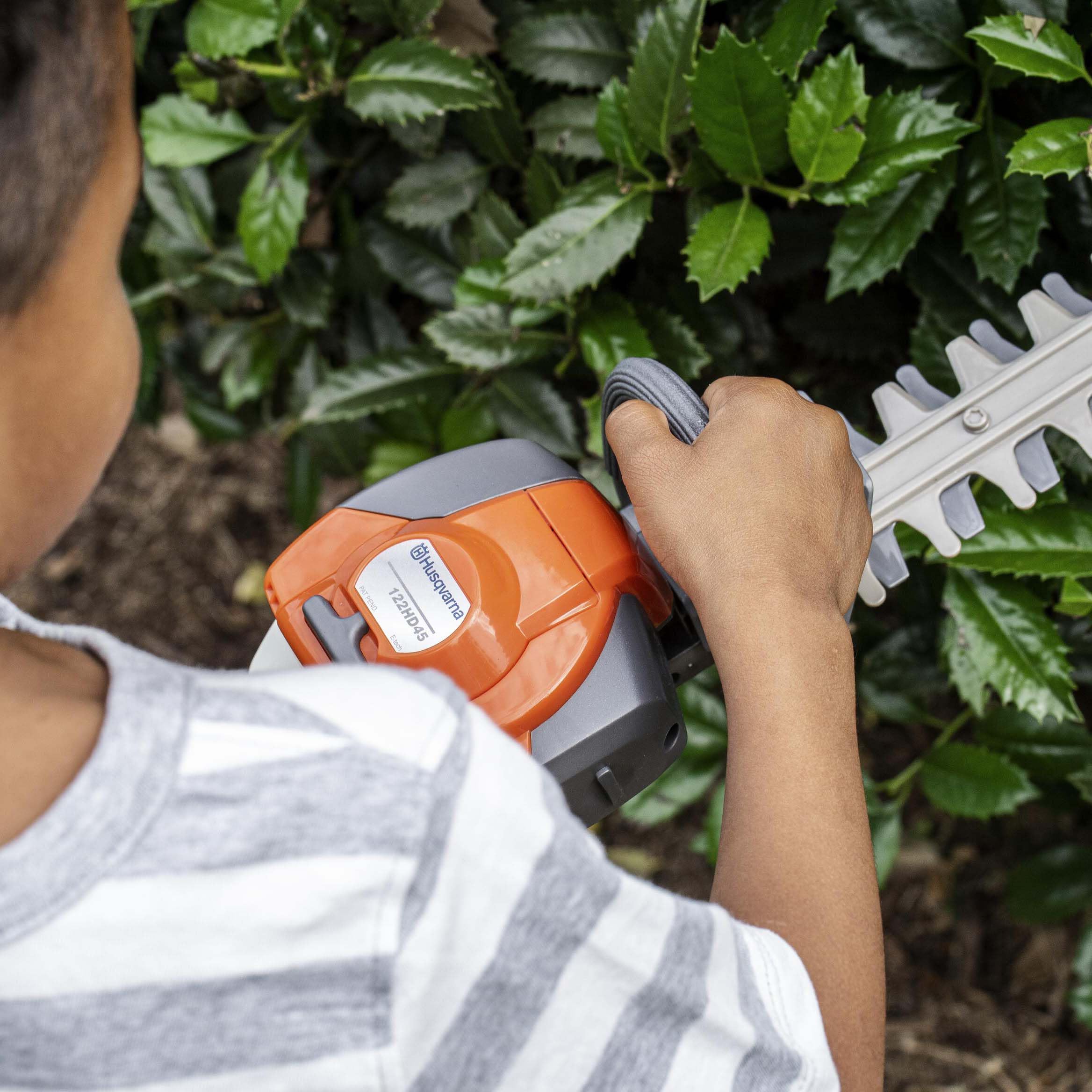 Husqvarna 585729105 122HD45 Toy Hedge Trimmer, Grey/Orange - Image 4