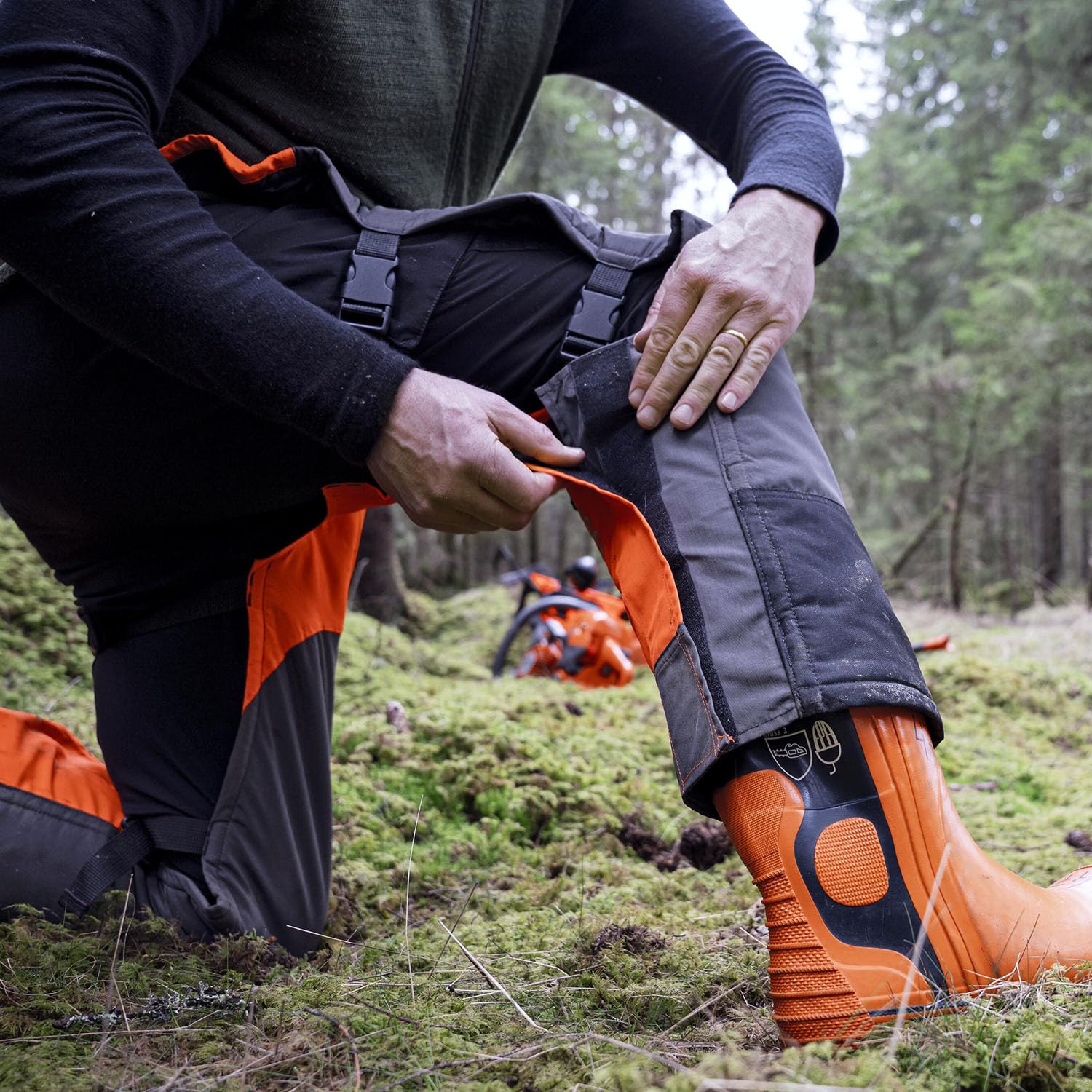 Husqvarna 587160702 Functional Apron Chainsaw Chaps 38-Inch, Chainsaw Safety Equipment with 5 Layers, Adjustable Belt and Gear Pocket, Black - Image 5