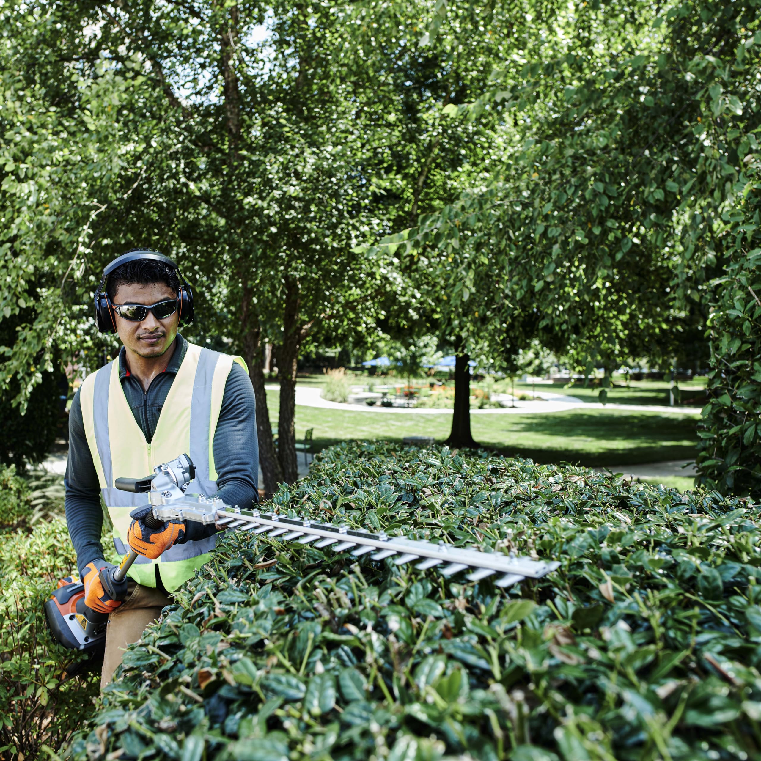 Husqvarna Professional Headband Hearing Protectors 25dB(A) NRR, Lightweight Ear Protectors with Padded Headband and Clamshell Design for Hearing Protection, Black - Image 5